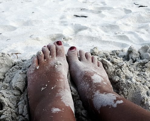 spürst du den Sand zwischen deinen Zehen