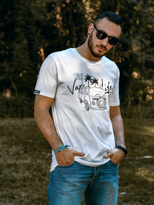 Original Van Life Clothing Gents Van Life Clothing, Van Life Shirt, Van Life T-Shirt, Van Life Shirt für Männer, Van Life T-Shirt für Männer, Van Life, Vanlife, #vanlife, T-Shirt, shirt, Herren, bio-baumtolle, nachhaltig, fair, bio, van, bus, van shirt, t1, t2, t3,t4,t5, bulli t-shirt, roadtrip t-shirt, roadtrip, california, graphic design, graphic design, hand drawn,