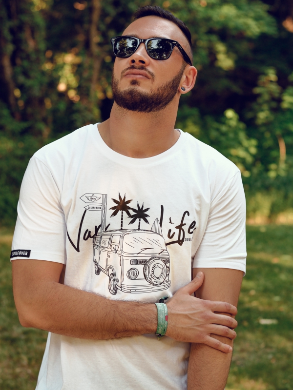 Van life Clothing shirt Gents weiß mit Bulli Druck Van Life Clothing Shirt, Van Life T-Shirt, Van Life Shirt für Männer, Van Life T-Shirt für Männer, Van Life, Vanlife, #vanlife, T-Shirt, shirt, Herren, bio-baumtolle, nachhaltig, fair, bio, van, bus, van shirt, t1, t2, t3,t4,t5, bulli t-shirt, roadtrip t-shirt, roadtrip, california, graphic design, graphic design, hand drawn,